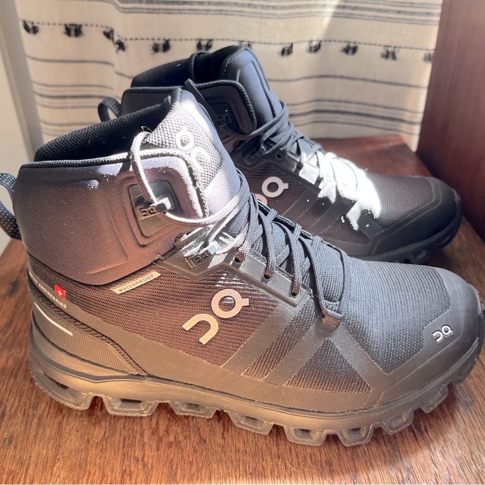 ON Cloud black hi-top trail shoes